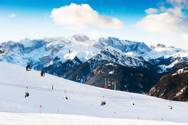 Az Alpok téli síközpont. Val Di Fassa, Olaszország. — Stock Fotó