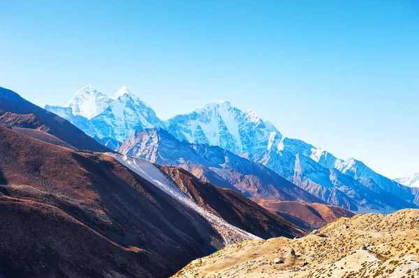 Gündoğumu, Nepal gökyüzüne karşı Himalaya dağ aralığı — Stok fotoğraf