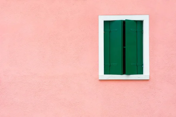 Janela com persianas verdes na parede rosa . — Fotografia de Stock