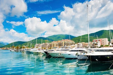 Karadağ 'ın Tivat limanında yatlar. 