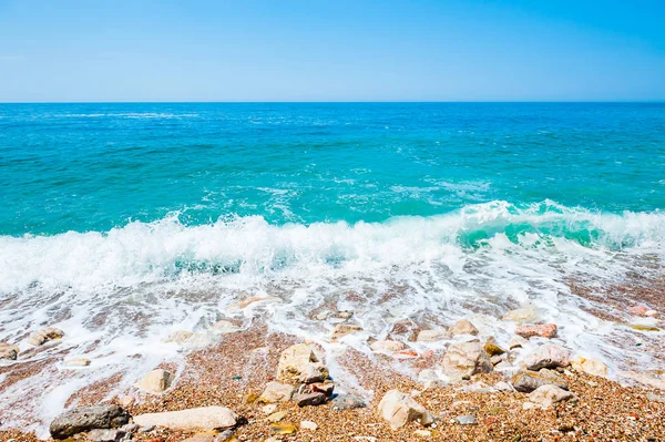 Schöner Meeresstrand mit türkisfarbenem Wasser — Stockfoto