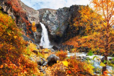 Altay dağlarında Kurkure şelalesi, Sibirya, Rusya. 