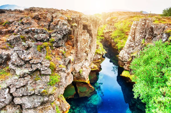 Sziklák és mély hasadék Thingvellir Nemzeti Park, Izland — Stock Fotó