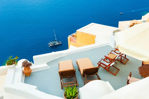 Chaise lounge sulla terrazza con vista mare . — Foto Stock