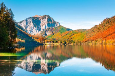Alpler, Avusturya'da göl üzerinde yansımaları ile Mountauns.