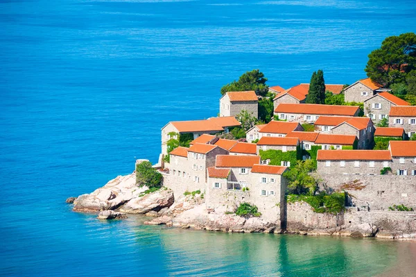 Isla Sveti Stefan cerca de Budva, Montenegro. — Foto de Stock