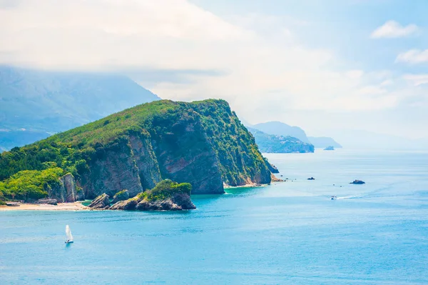 Hermosa costa cerca de Budva, Montenegro . — Foto de Stock