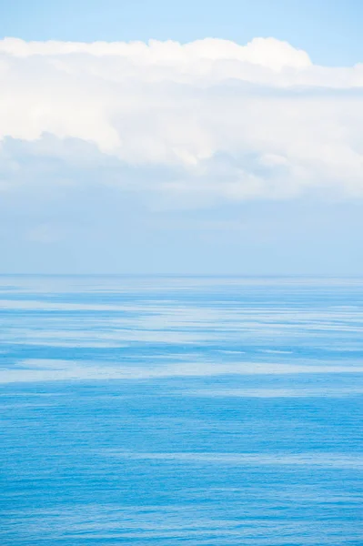 Blauwe zee en lucht met witte wolken. — Stockfoto