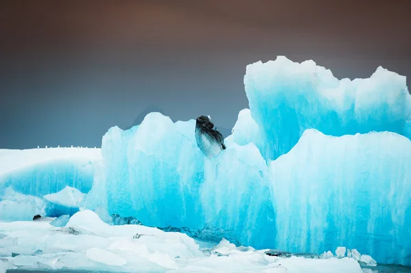 Blå isberg i Glaciärlagunen glaciala lagun, Island — Stockfoto