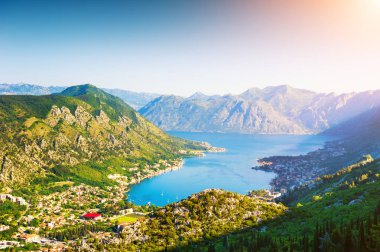 Karadağ'da Kotor körfezinin panoramik manzarası. 