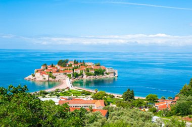 Karadağ 'ın Budva kenti yakınlarındaki Sveti Stefan Adası.