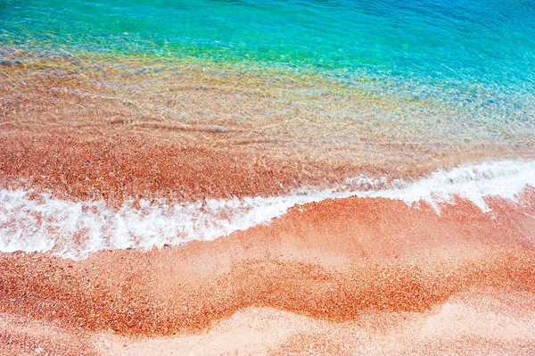 美丽的海滩，红沙滩和碧绿的海水. — 图库照片