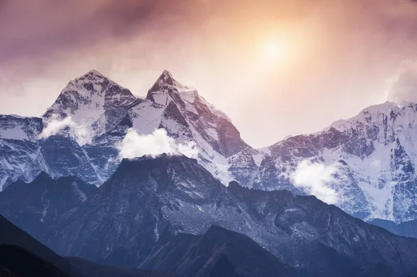 Gün batımında Himalaya dağlarında Kangtega Dağı manzarası. — Stok fotoğraf