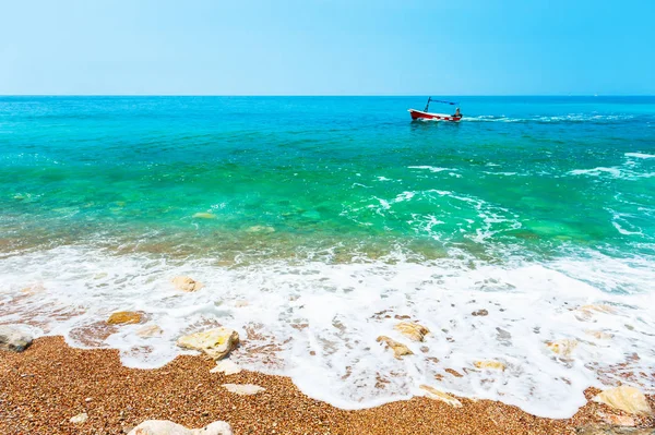 Schöner Strand mit türkisfarbenem Wasser — Stockfoto