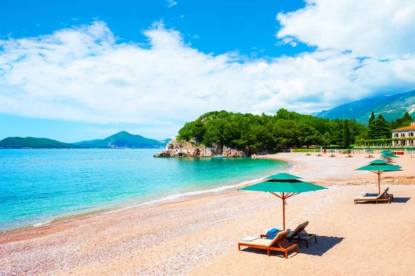 Hermosa playa con tumbonas cerca de Budva, Montenegro . — Foto de Stock