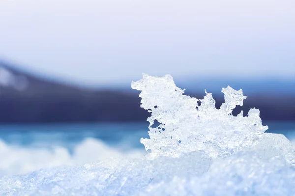 冬天冰冻湖上美丽的冰. — 图库照片