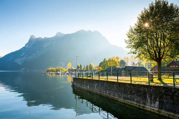 Jezioro Traunsee w górach Alp o wschodzie słońca, Austria. — Zdjęcie stockowe