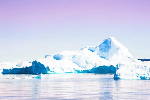 格陵兰岛日出时伊卢利萨冰峡湾的大冰山 — 图库照片
