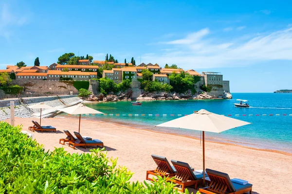Sveti Stefan isla con hermosa playa en Montenegro . — Foto de Stock