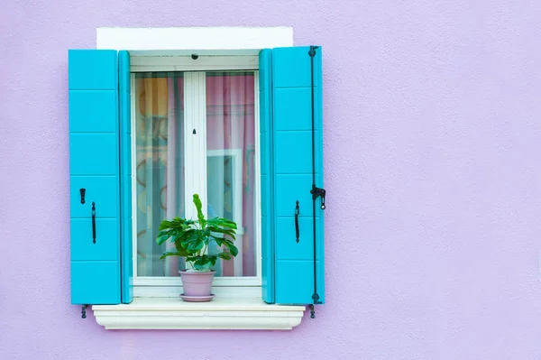 Fenêtre avec volets bleus sur le mur violet . — Photo