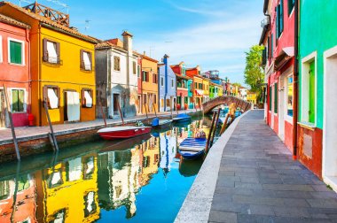 Burano adasında kanalda renkli evler, Venedik, Italya.