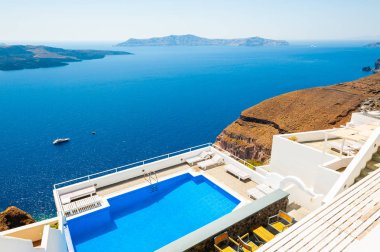 Deniz manzaralı lüks yüzme havuzu.