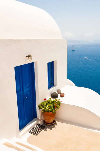 Arquitetura branca na ilha de Santorini, Grécia. — Fotografia de Stock