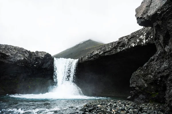 Prachtige waterval in oostelijk IJsland op mistig Day. — Stockfoto