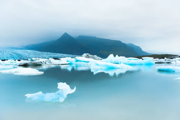 Modré ledovce ve Fjallsarlonské ledové jezero na jižním Islandu — Stock fotografie