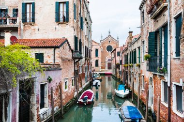 Venedik, İtalya'da eski mimariye sahip doğal kanal. 