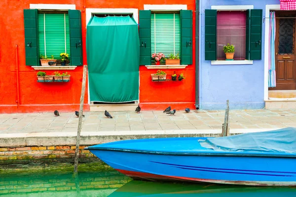 Maisons colorées sur le canal de l'île de Burano, Venise, Italie . — Photo