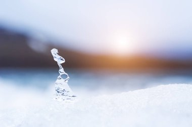 Gün batımında donmuş gölde buz.