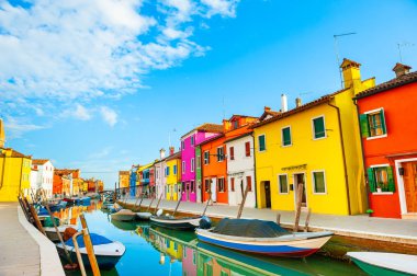 Burano adasında kanalda renkli evler, Venedik, Italya.