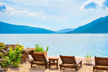 Kotor bay, Karadağ sahilde Chaise salonları