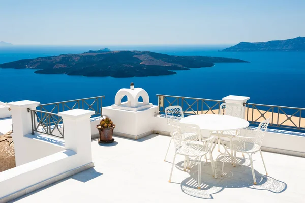 Île de Santorin, Grèce. Belle terrasse avec vue sur la mer . — Photo