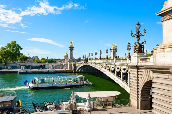 Iii. Alexandre köprüsü ve Seine nehri, Paris, Fransa — Stok fotoğraf