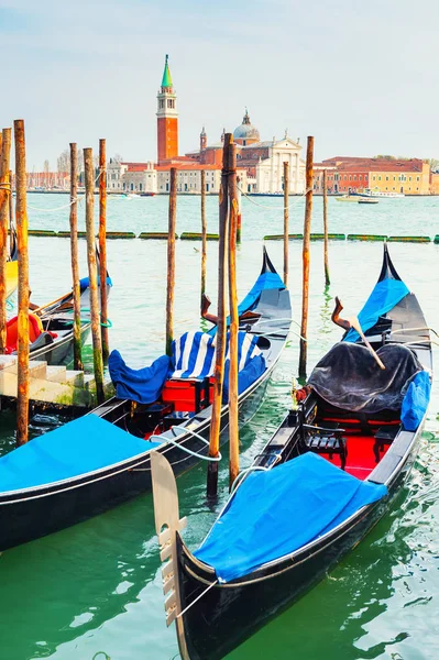 Gondoly na velkém kanálu v Benátkách, Itálie. — Stock fotografie