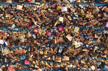 Paris, Fransa'da köprüde aşk kilitleri