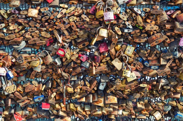 Paris, Fransa'da köprüde aşk kilitleri