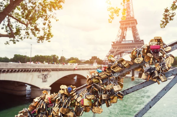 Cerraduras de amor en el puente y la Torre Eiffel en París, Francia — Foto de Stock