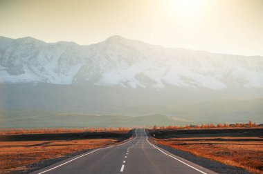 Gün batımında dağlarda sonbahar yolu. Altay, Sibirya, Rusya Federasyonu.