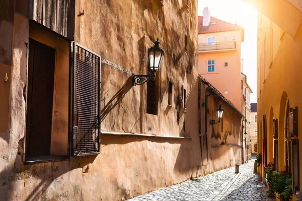 Улица в Старом городе Праги, Чехия — стоковое фото