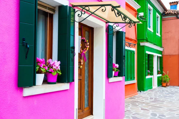 Красочная архитектура острова Бурано, Венеция, Италия . — стоковое фото