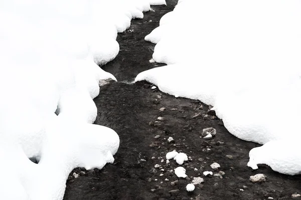 降雪後の山の流れ. — ストック写真