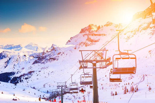 Ski Lift on Ski Resort på vintern Dolomite Alperna — Stockfoto