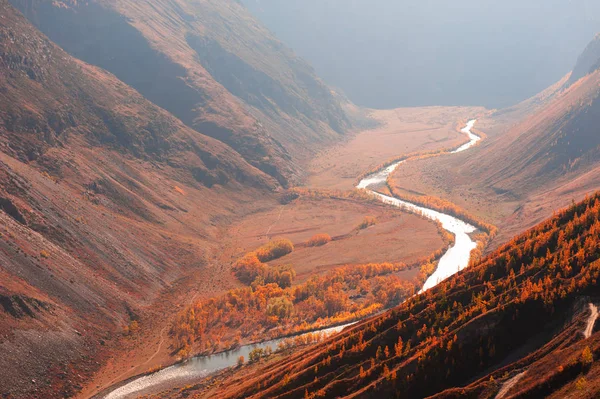 Осінній ландшафт в горах Алтай, Сибіру, Росія — стокове фото