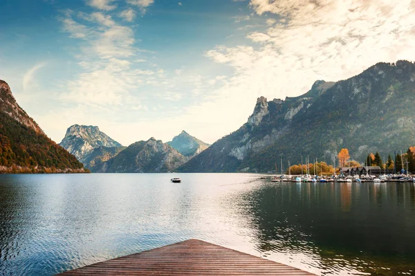 Traunsee in het Alpen gebergte bij zonsopgang, Oostenrijk. — Stockfoto