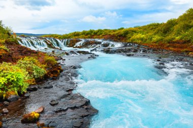 Bruarfoss şelalesi mavi suyla, İzlanda.