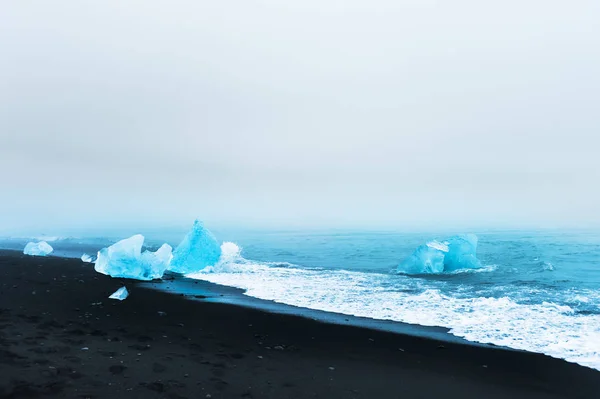 冰岛 Jokulsarlon 冰海滩上的蓝冰. — 图库照片