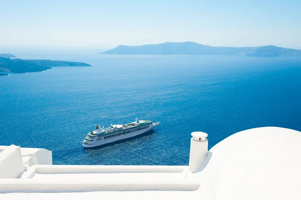 Bílé architektura a modré moře na ostrově Santorini, Řecko. — Stock fotografie